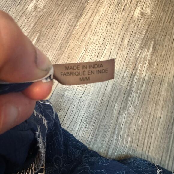 Alice + Olivia Navy Sheet Embroidered Blouse Womens Size Medium Boho Chic V-Neck - Picture 4 of 10